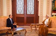 وزير الخارجية ينقل رسالة تضامن إلى سلطان عُمان ويبحث جهود احتواء التصعيد الإقليمي