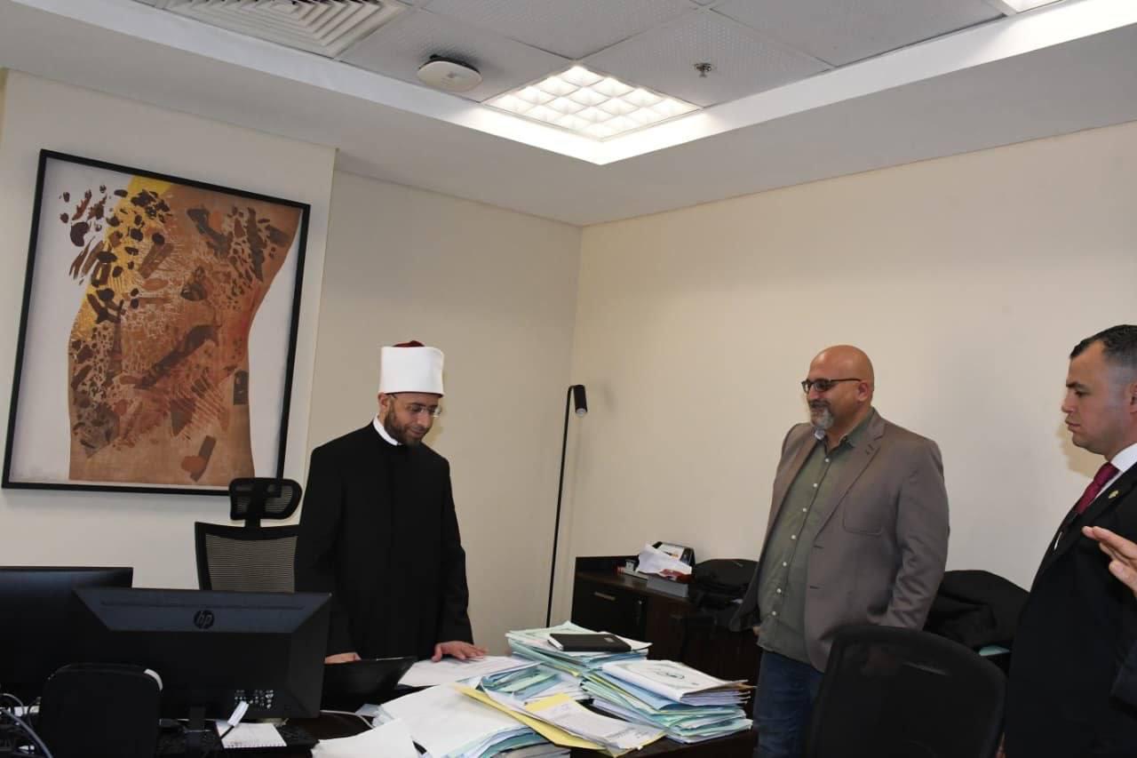 وزير الأوقاف يتفقد انتظام العمل بالديوان العام ويهنئ العاملين بعيد الفطر المبارك