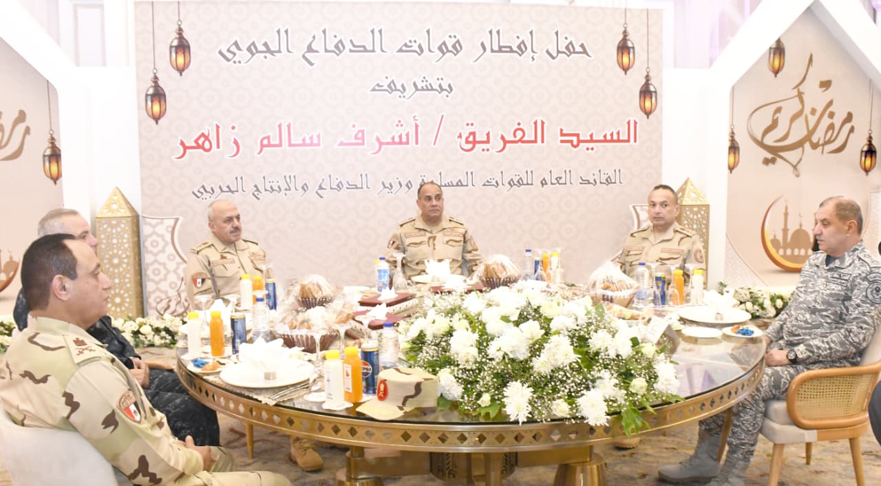 وزير الدفاع يلتقى مقاتلى قوات الدفاع الجوى ويشاركهم تناول وجبة الإفطار