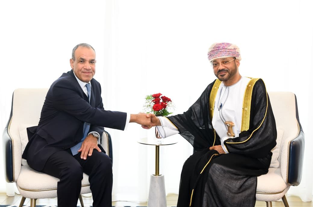 وزير الخارجية يلتقي مع نظيره العُماني في مسقط ويتناول مسار التصعيد العسكري الراهن وسبل خفضه