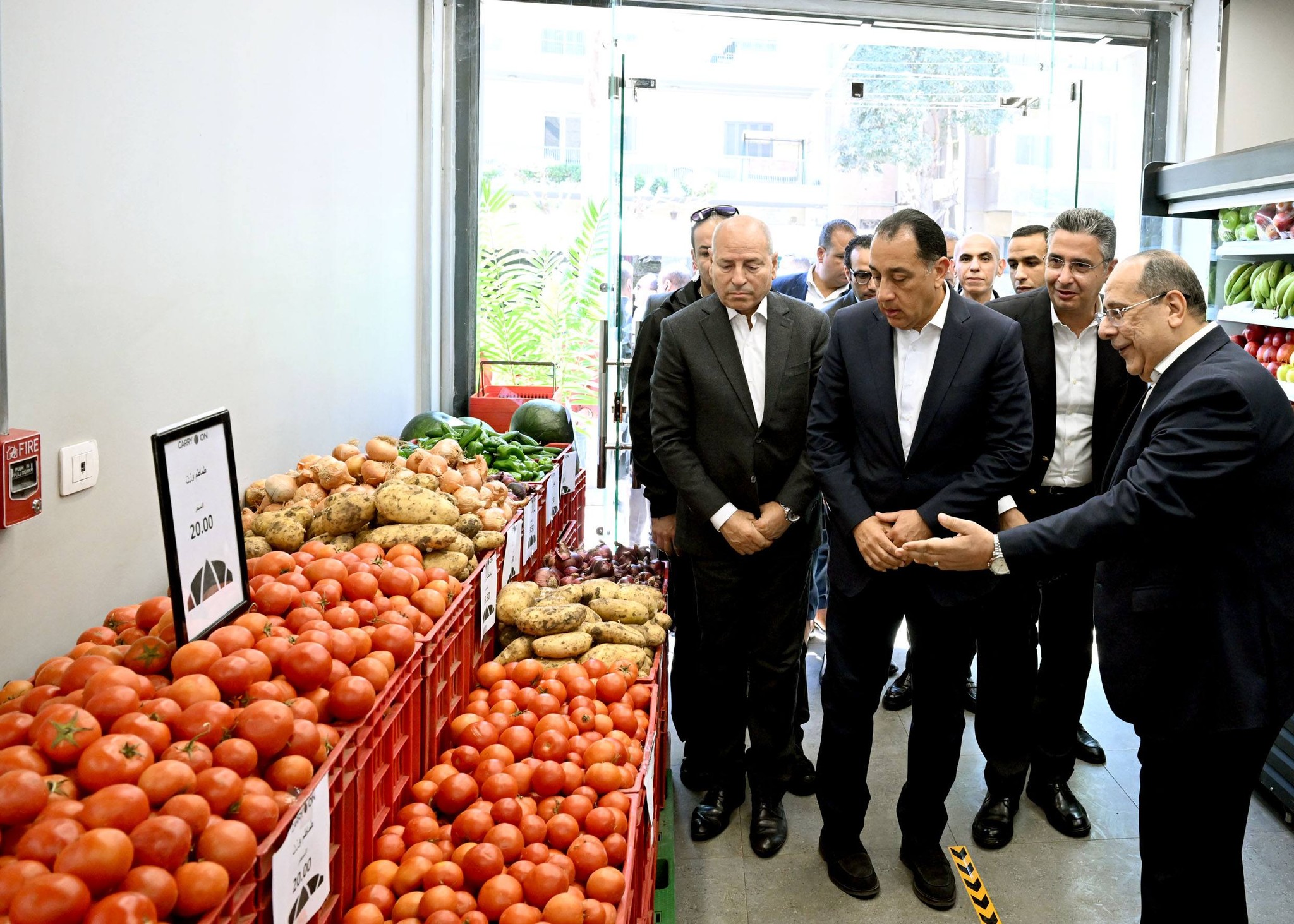 رئيس الوزراء يتفقد فرع منفذ 