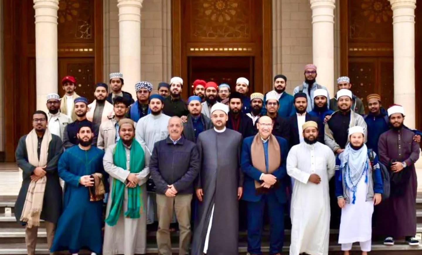 نبوى يستقبل وفدًا من بنجلاديش ويصطحبه في جولة للتعرف على معالم مسجد مصر