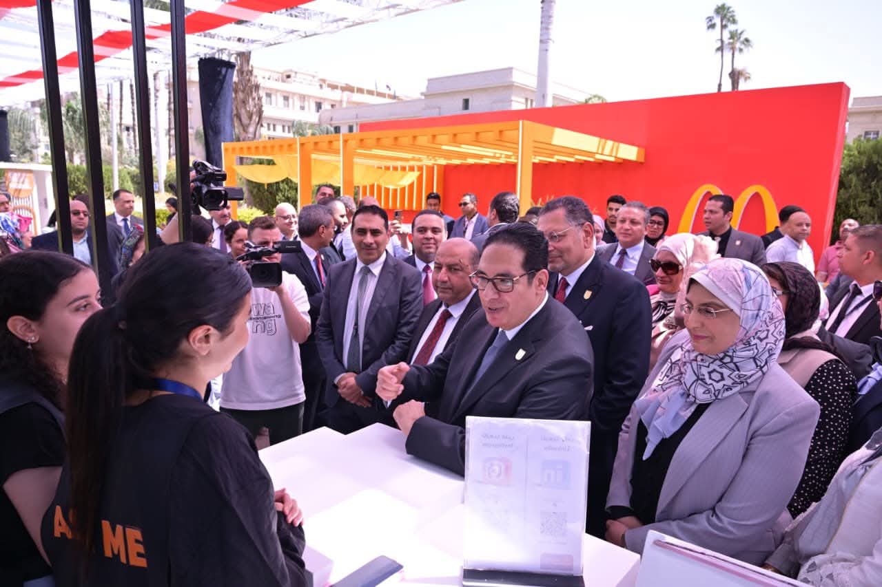 رئيس جامعة القاهرة وقيادات الجامعات يتفقدون المعرض الخاص بالشركات والمؤسسات والبنوك في ملتقى التوظيف