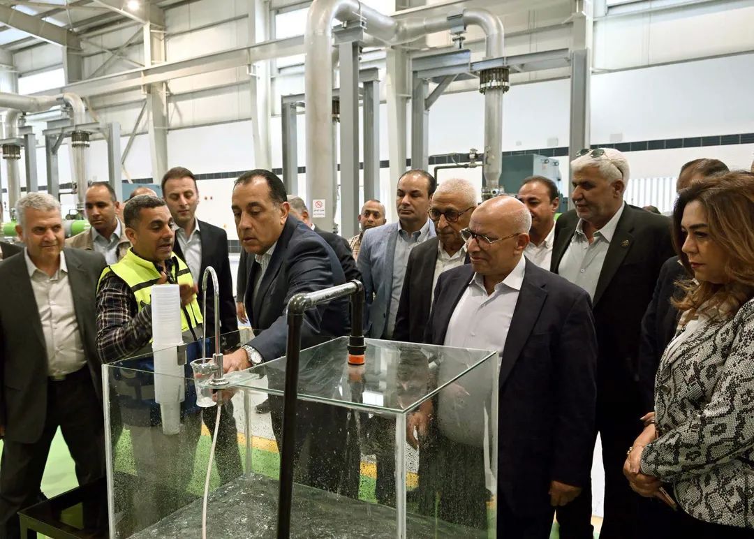 رئيس الوزراء يتفقد محطة تحلية مياه البحر بمدينة العريش