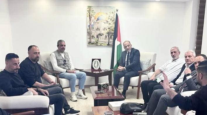 المندوبية الدائمة لفلسطين لدى الجامعة العربية تستقبل وفداً من الأسرى المحررين