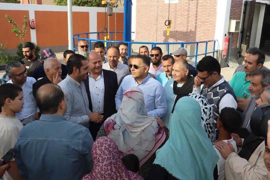 محافظ القليوبية يطلق التيار الكهربائي بمحطة صرف صحي 