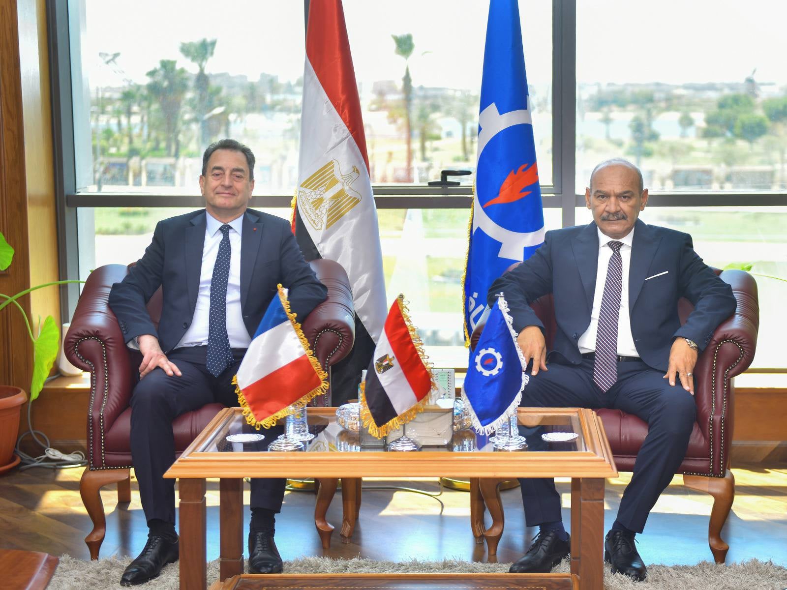 السفير الفرنسي يشيد بمكانة السويس الاقتصادية .. ويؤكد أنها تمثل بيئة جاذبة للإستثمار