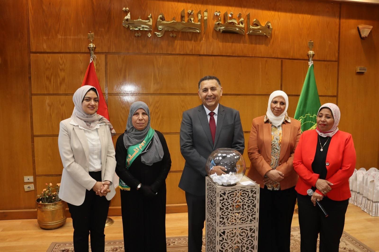 محافظ القليوبية يكرم الأمهات المثاليات والأبناء الأيتام ويمنح رحلات عمرة وجوائز للمتفوقين من دور الرعاية