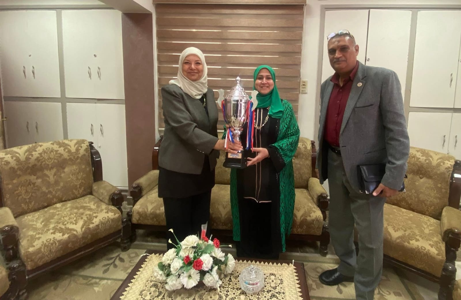 مديرية التربية والتعليم تهدي محافظ السويس كأس التفوق التكنولوجي