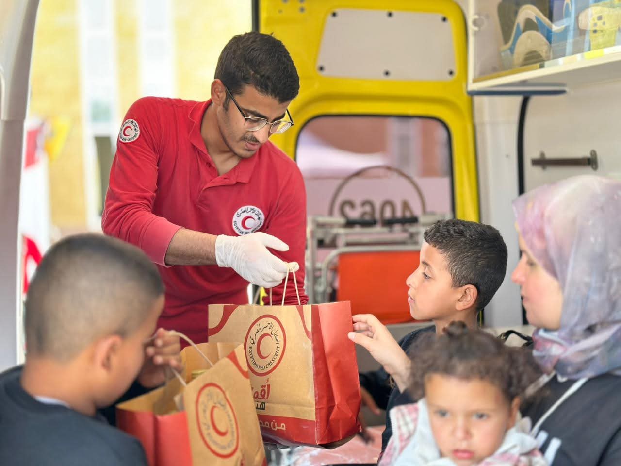الهلال الأحمر المصري يُطلق قافلة «زاد العزة» الـ 181 حاملة أكثر من 5,480 طنًا من المساعدات الغذائية والإغاثية