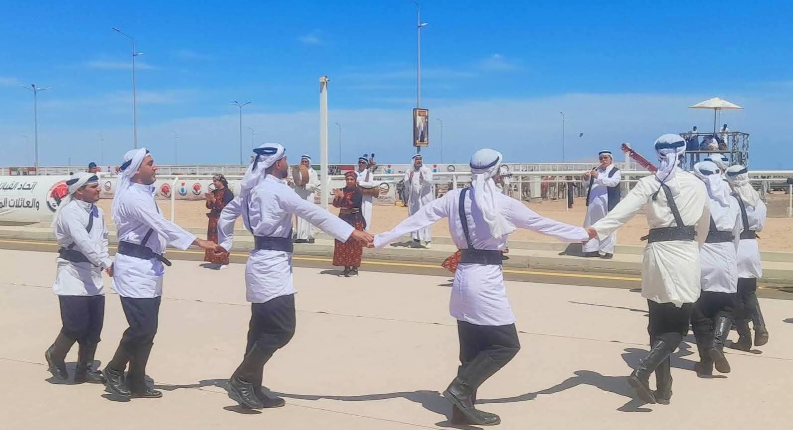 فرقة العريش للفنون الشعبية تتألق في ختام بطولة الهجن بشرم الشيخ