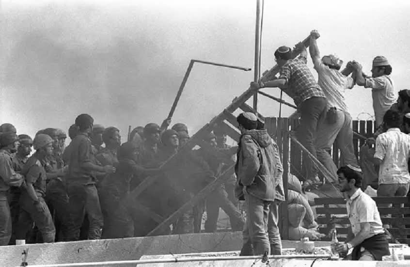 في ذكرى تحرير سيناء.. خبير استراتيجي: هكذا أجبرنا الإسرائيليين على تفكيك المستوطنات