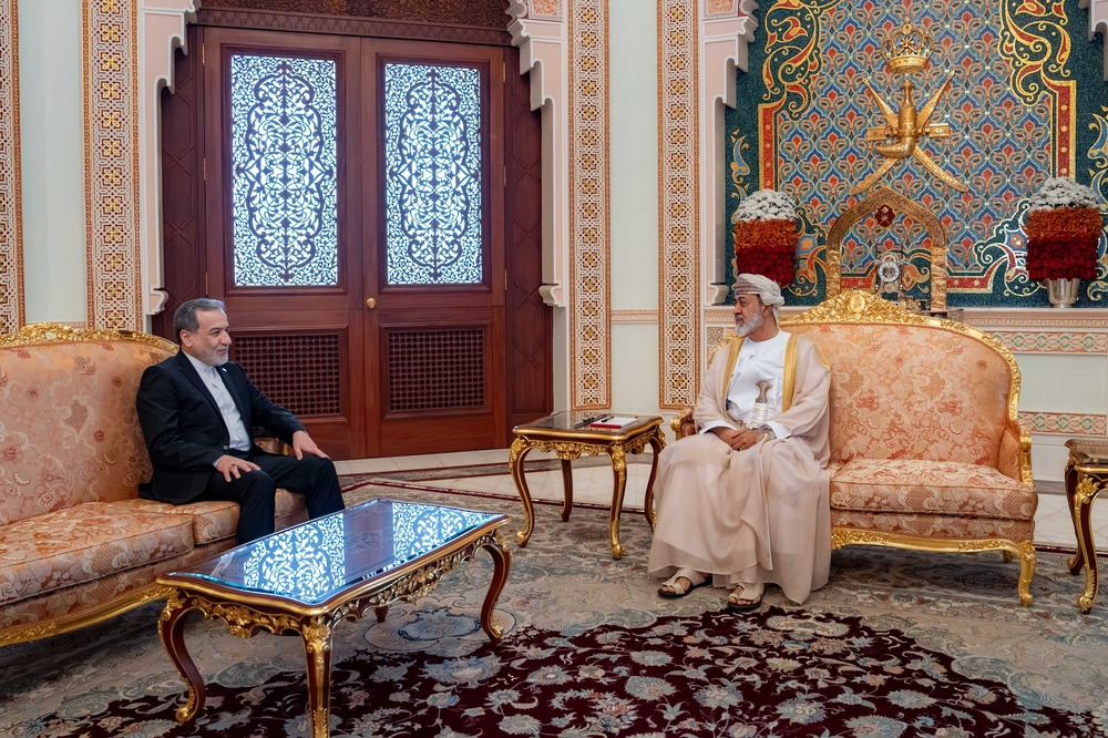 سلطان عُمان يستقبل وزير الخارجية الإيرانيوعراقجي يُشيد بجهود عُمان الدبلوماسية