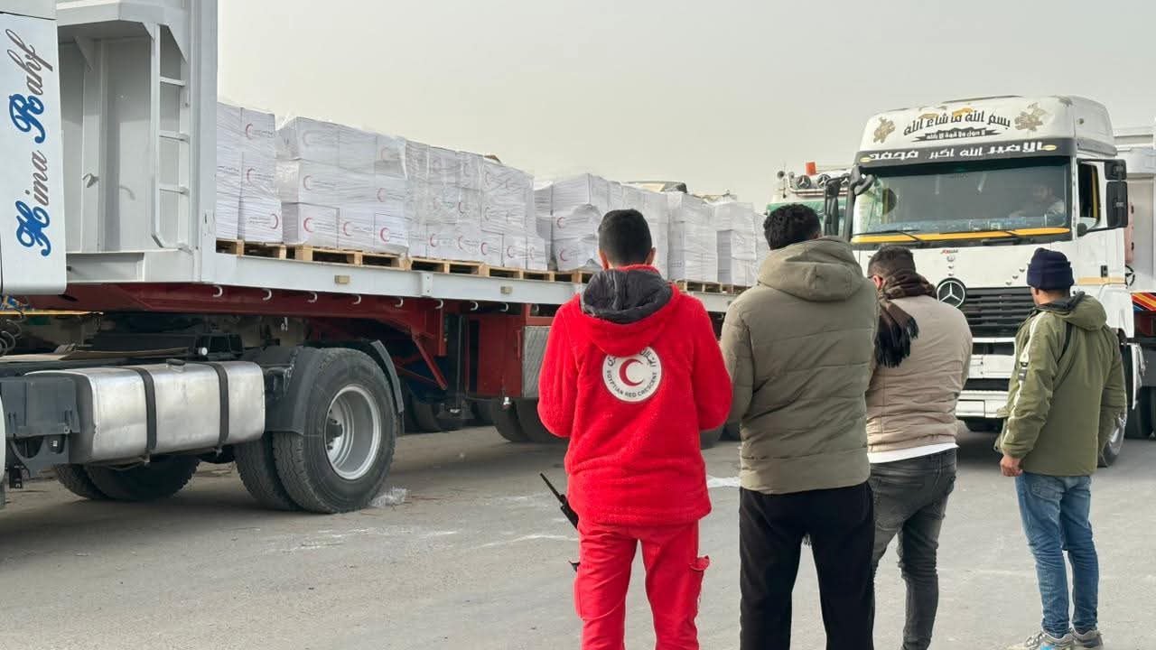 الهلال الأحمر المصري يواصل جسر العطاء إلى غزة: 4,685 طن مساعدات عبر «زاد العزة 184»