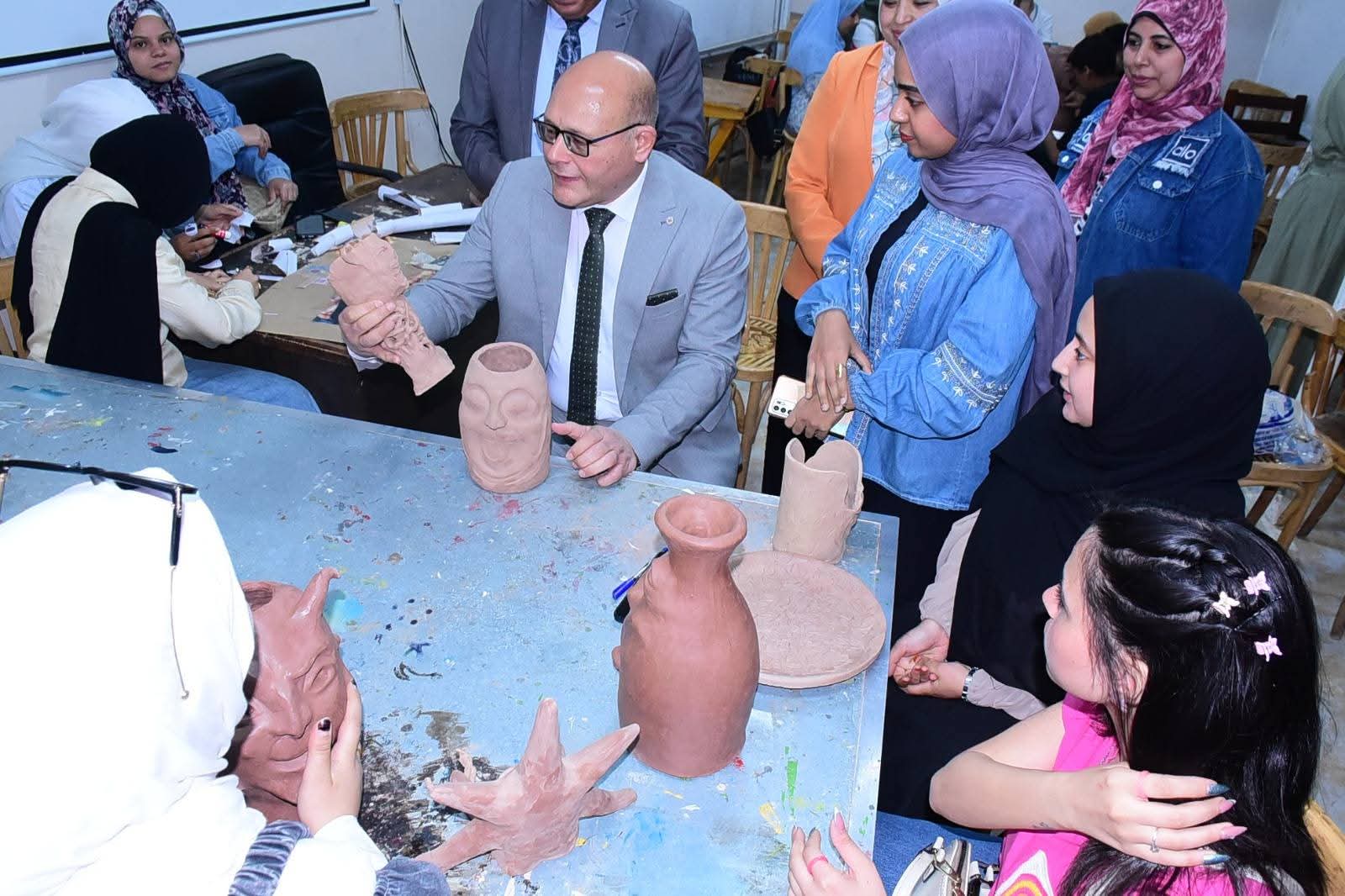 النعماني يشيد بتميز الطلاب بالتدريبات العملية باقسام التربية الفنية