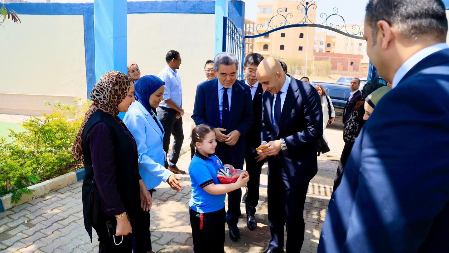 وزير التعليم ورئيسا جامعة هيروشيما وشركة 