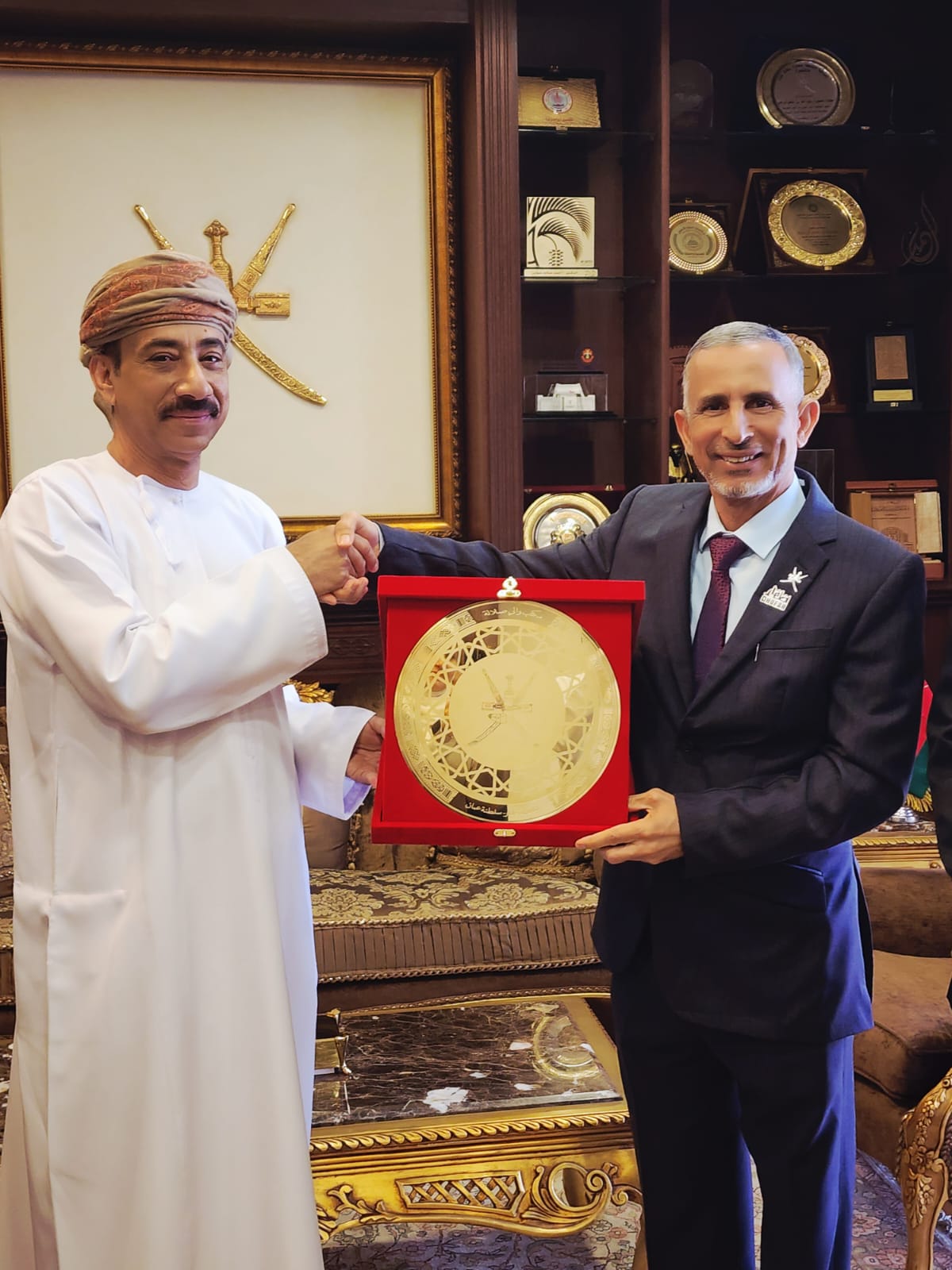 الرحبى يستقبل وفد ولاية صلالة بعد حصولها على شهادة الاعتراف «جعل المدن قادرة على الصمود 2030»