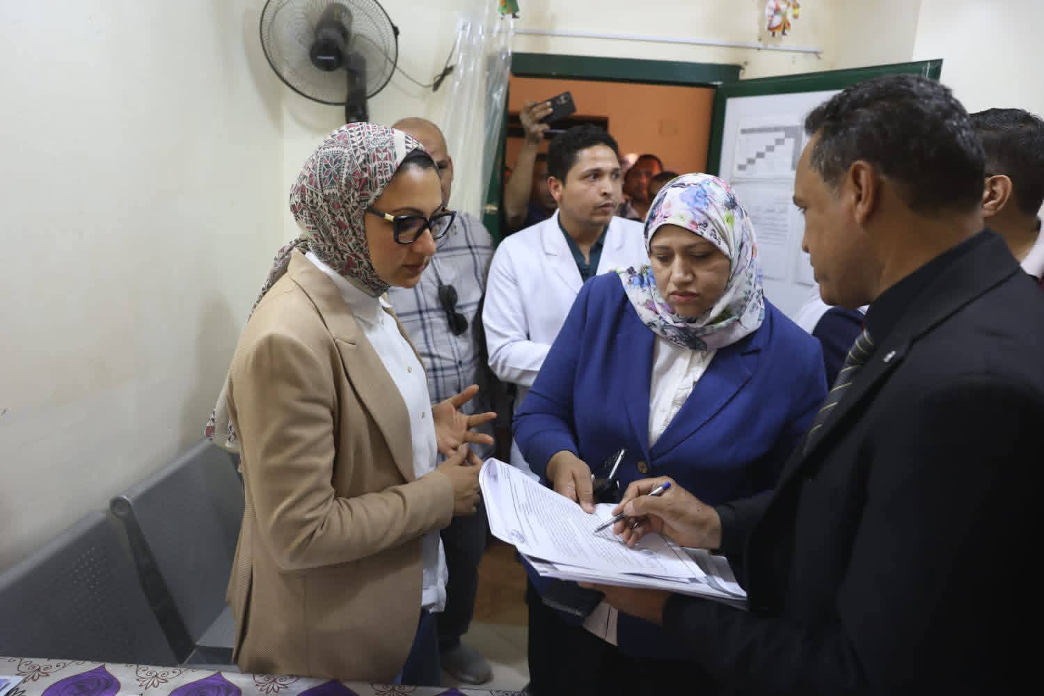 محافظ الوادي الجديد تتابع مستوى الخدمات الصحية بمستشفى بلاط وتوجه بإعداد مخطط تطوير متكامل