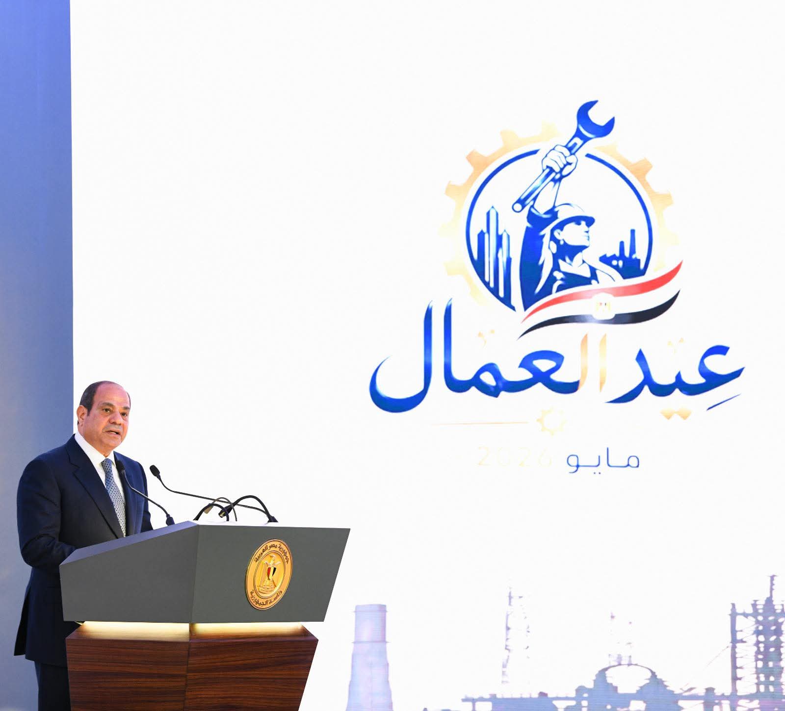 الرئيس السيسي : حزمة قرارات تاريخية لدعم العمالة وتعزيز التشغيل.. وافتتاح مشروعات قومية جديدة تؤكد تسارع وتيرة التنمية في مصر