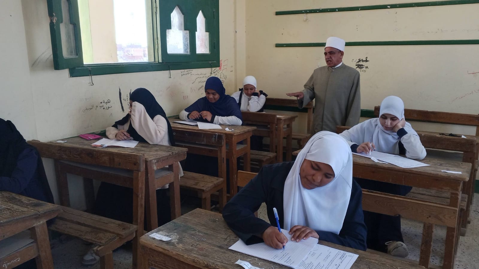 رئيس منطقة السويس الأزهرية يتابع سير امتحانات النقل الثانوي بمعهد فتيات الجناين