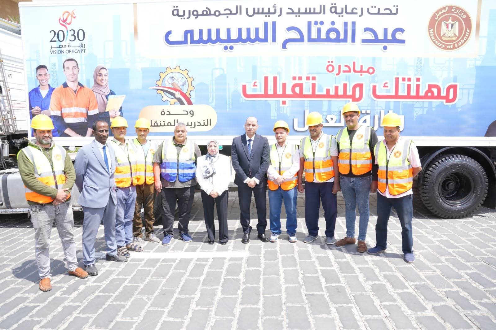 وزير العمل يُطلق 4 وحدات تدريب مهني متنقلة جديدة صُنِعت بسواعد عمالٍ