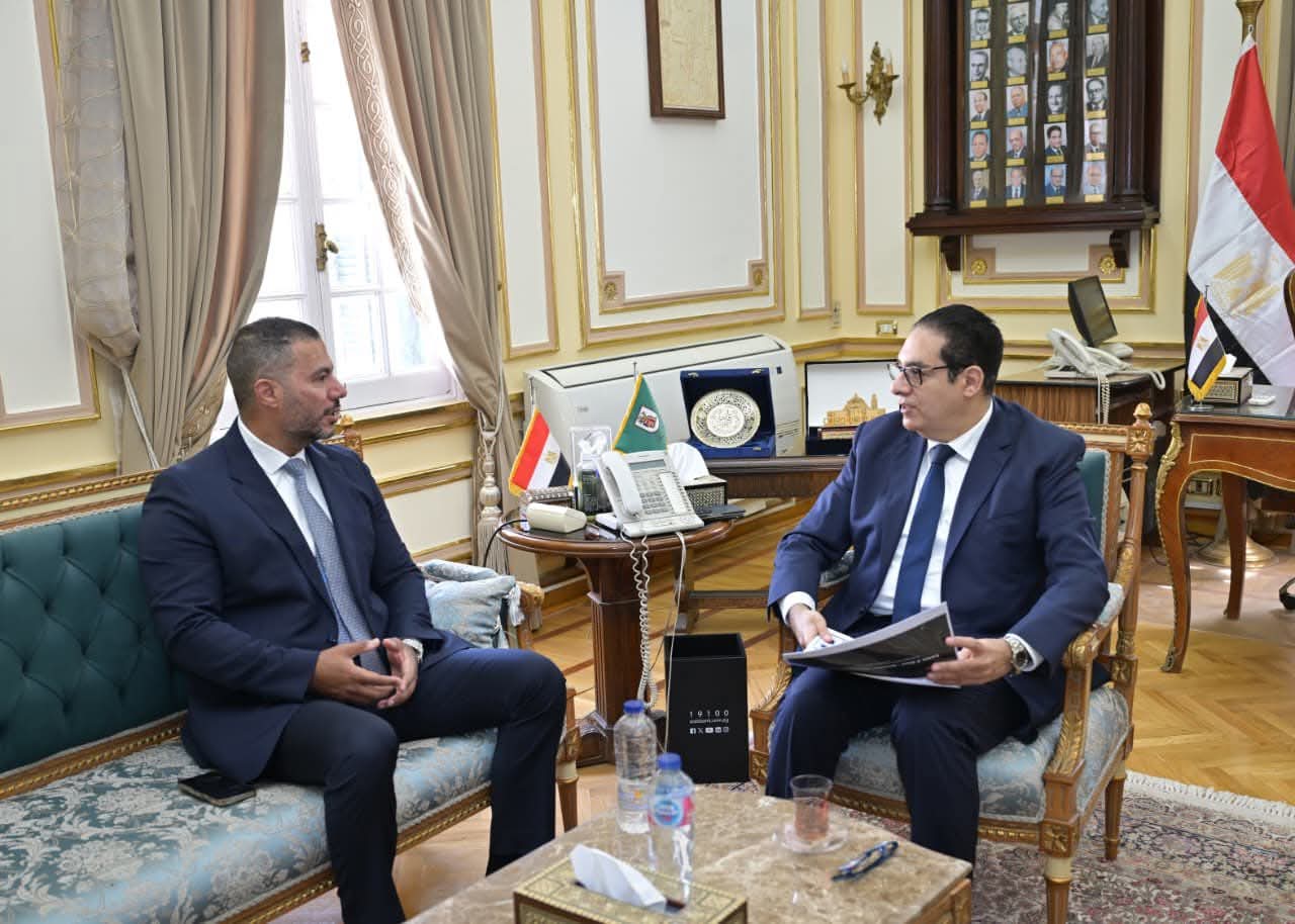 جامعة القاهرة تبحث تعزيز التعاون مع البورصة المصرية لنشر الثقافة المالية والاستثمارية