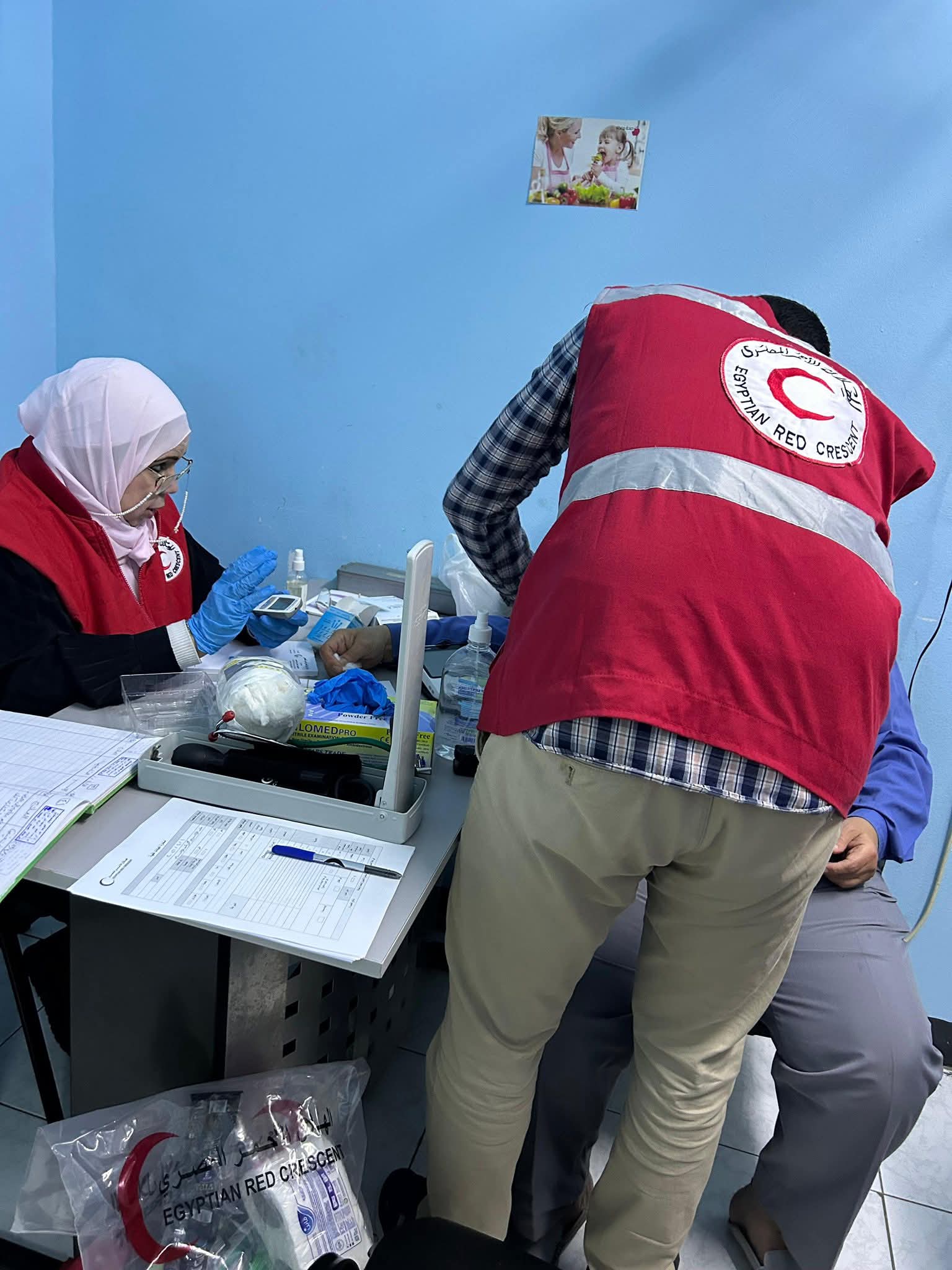 الهلال الأحمر وصندوق دعم المشروعات الأهلية يقدمان خدمات طبية ويوفران احتياجات 3 دور مسنين بـ