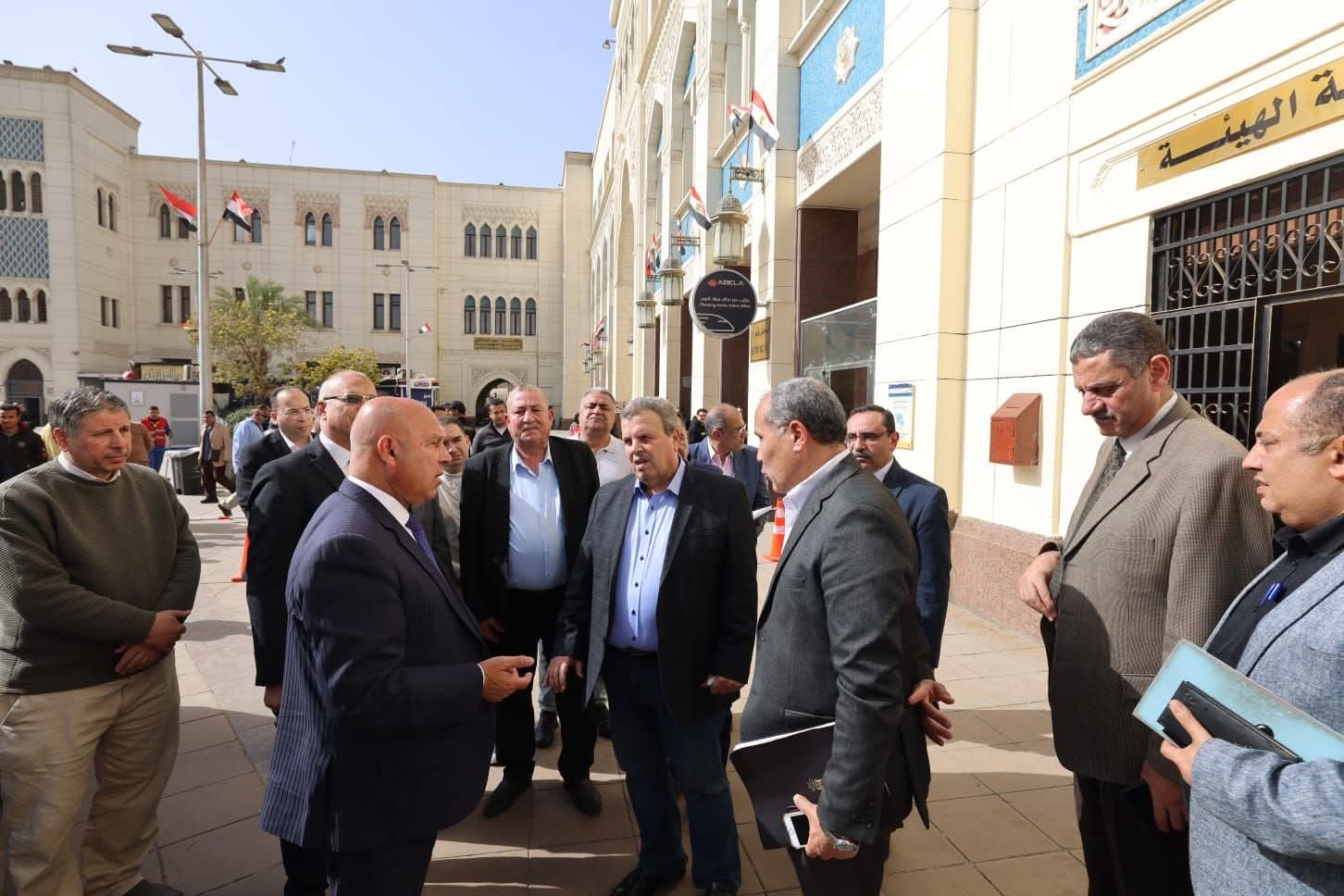 وزير النقل يجري جولة تفقدية هامة بمحطة رمسيس للسكك الحديدية ويستعرض 