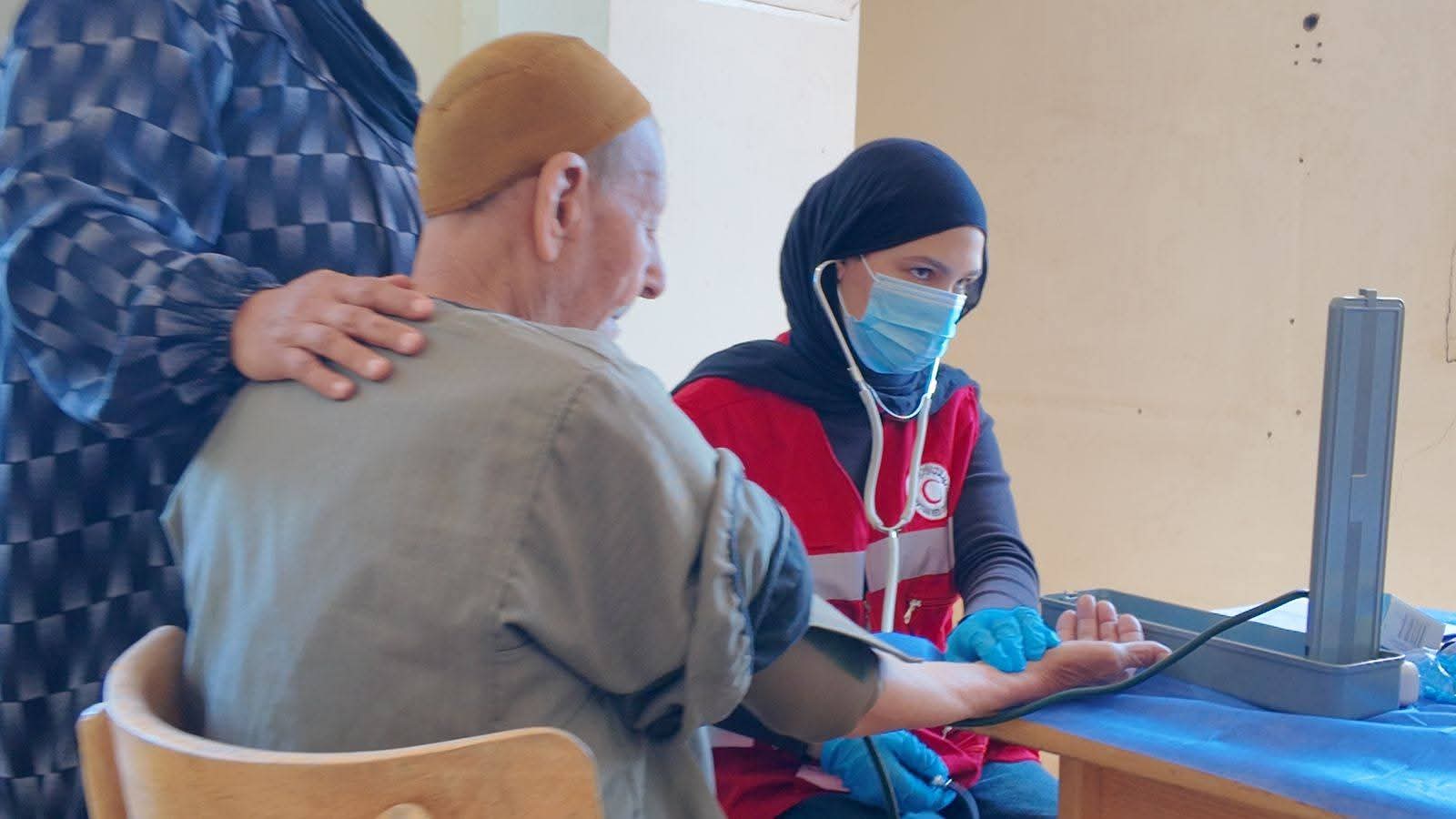 الهلال الأحمر المصري يطلق قافلة طبية شاملة إلى قرية بسيا بالفيوم