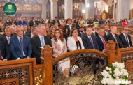 عوض تشهد قداس عيد القيامة بالكاتدرائية وتهنئ البابا تواضروس الثاني