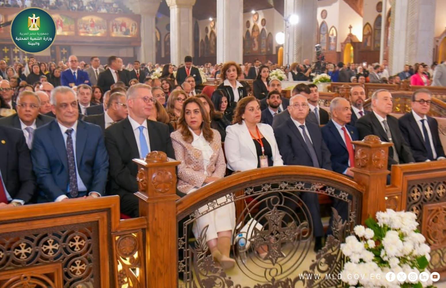 عوض تشهد قداس عيد القيامة بالكاتدرائية وتهنئ البابا تواضروس الثاني