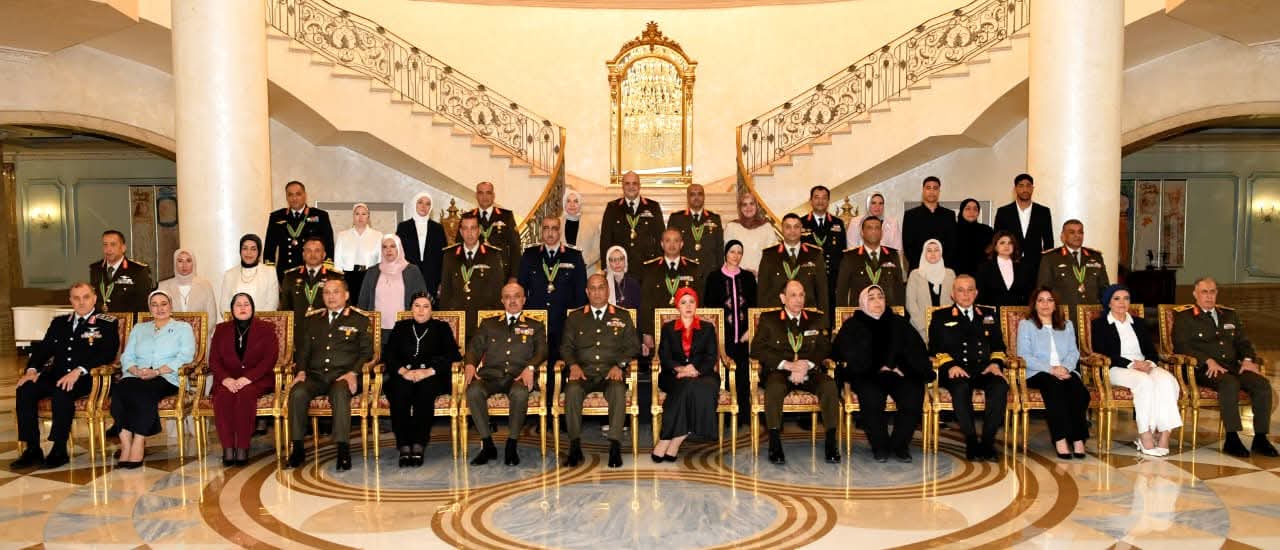 وزير الدفاع يكرم عدداً من القادة الذين أوفوا العطاء بالقوات المسلحة