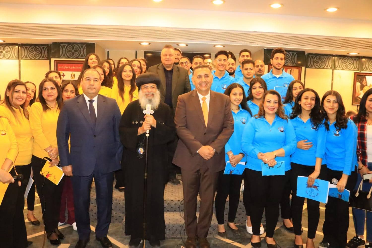 محافظ القليوبية يزور مطرانية بنها لتقديم التهنئة لنيافة الأنبا مكسيموس بمناسبة عيد القيامة المجيد