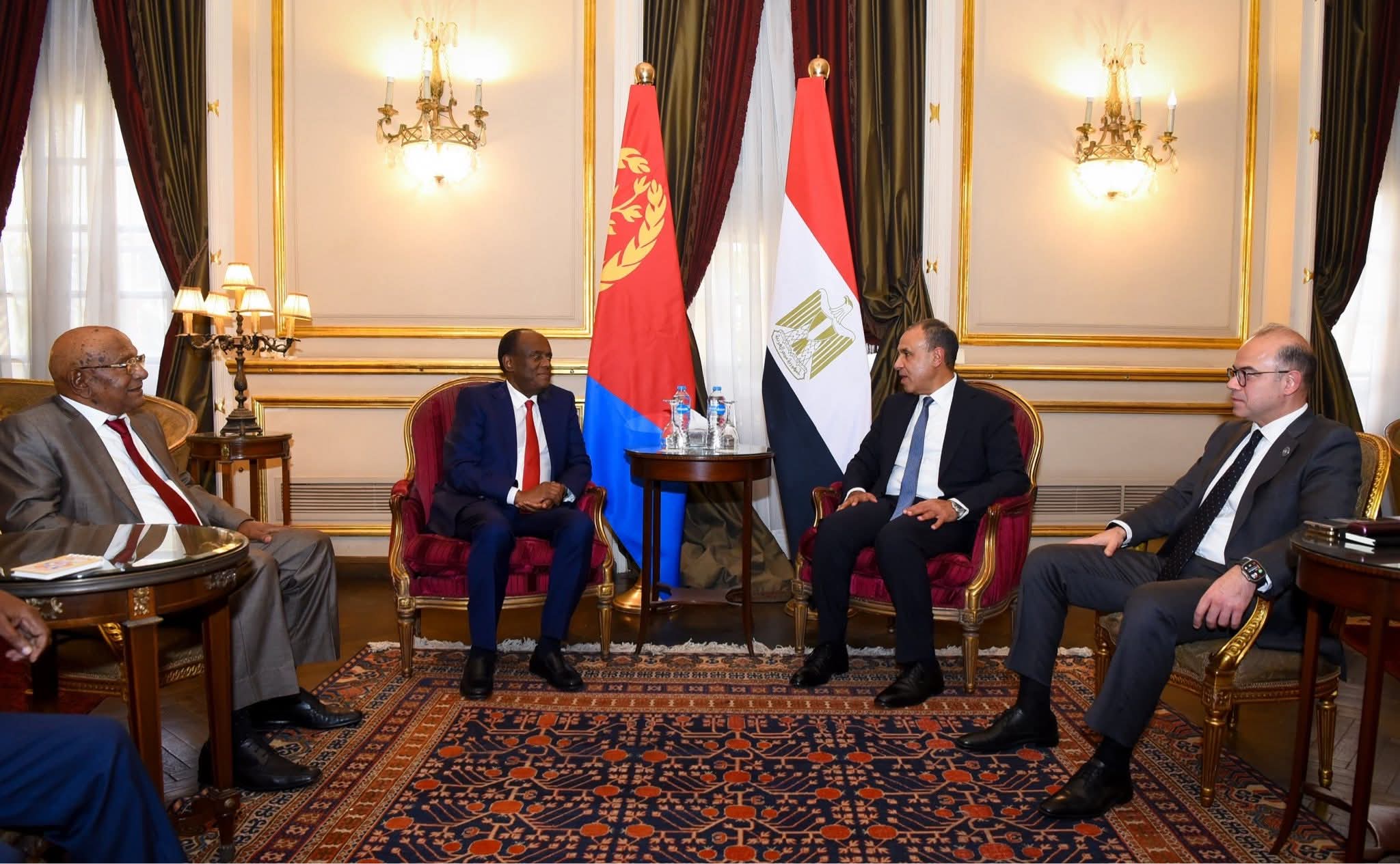 وزيرا الخارجية والاستثمار يستقبلان المستشار الاقتصادي للرئيس الإريتري