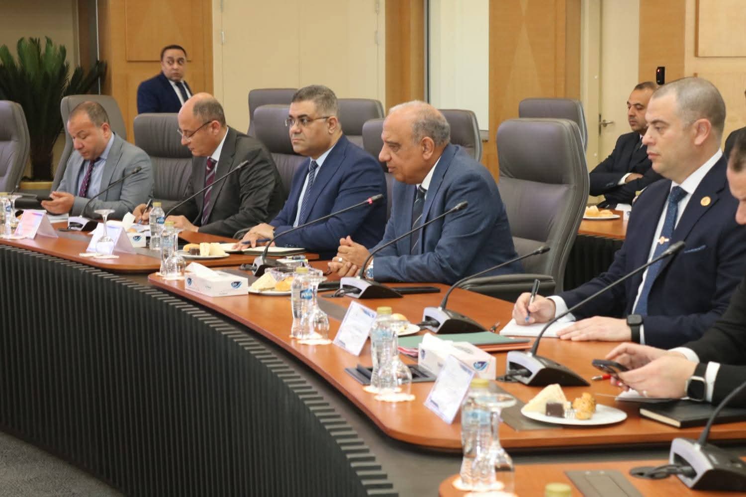 عصمت يجتمع ورئيس شركة 