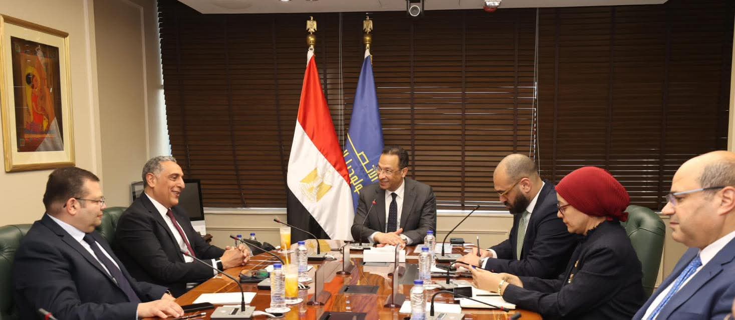 هندي يناقش مع المدير الإقليمي لشركة Oracle مصر خطط الشركة لتعزيز التعاون في مجال التحول الرقمي في مصر
