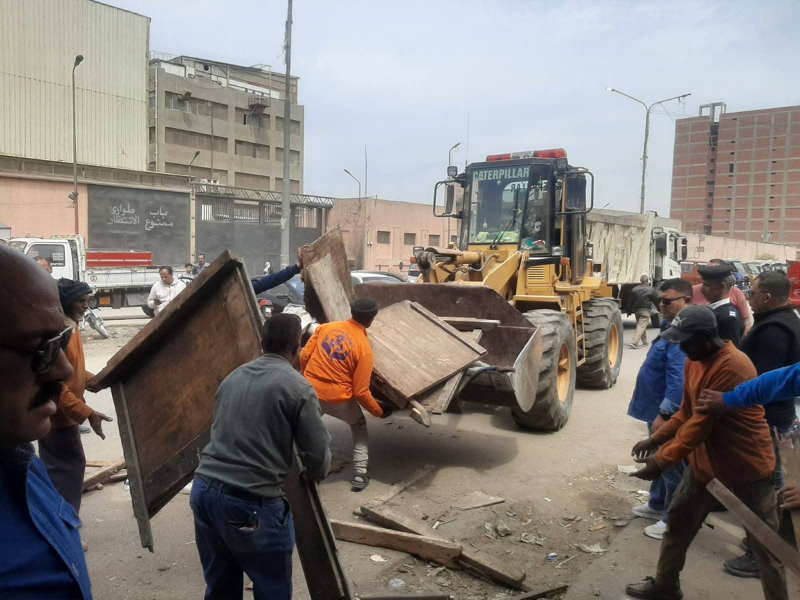 محافظ القليوبية يتابع جهود حملة لرفع إشغالات شارع 135 بشبرا الخيمة