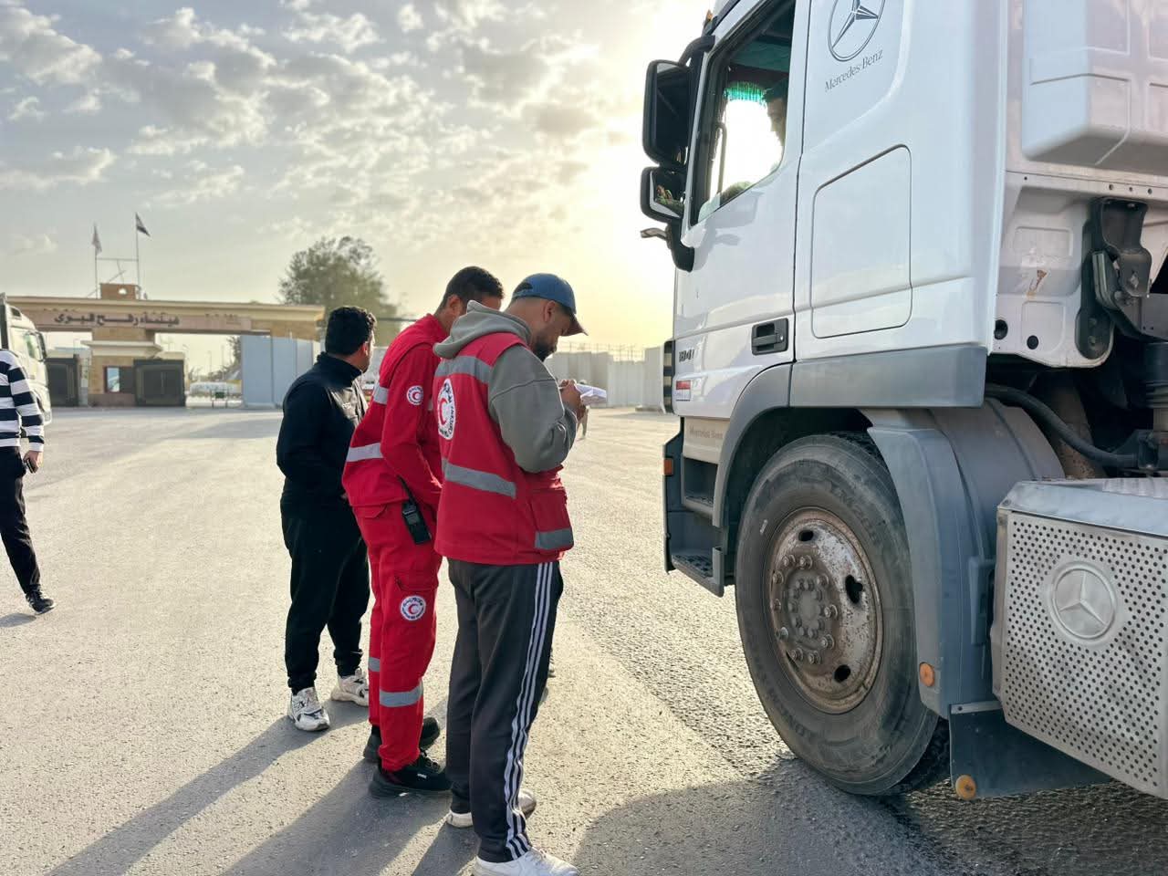 الهلال الأحمر المصري يواصل مد غزة بنحو 5,230 طنًا سلال غذائية ومواد بقافلة «زاد العزة» الـ 178