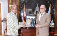 رئيس جامعة سوهاج يكرم عم سمير بعد رحلة عطاء حافلة بالإخلاص والتفاني في العمل