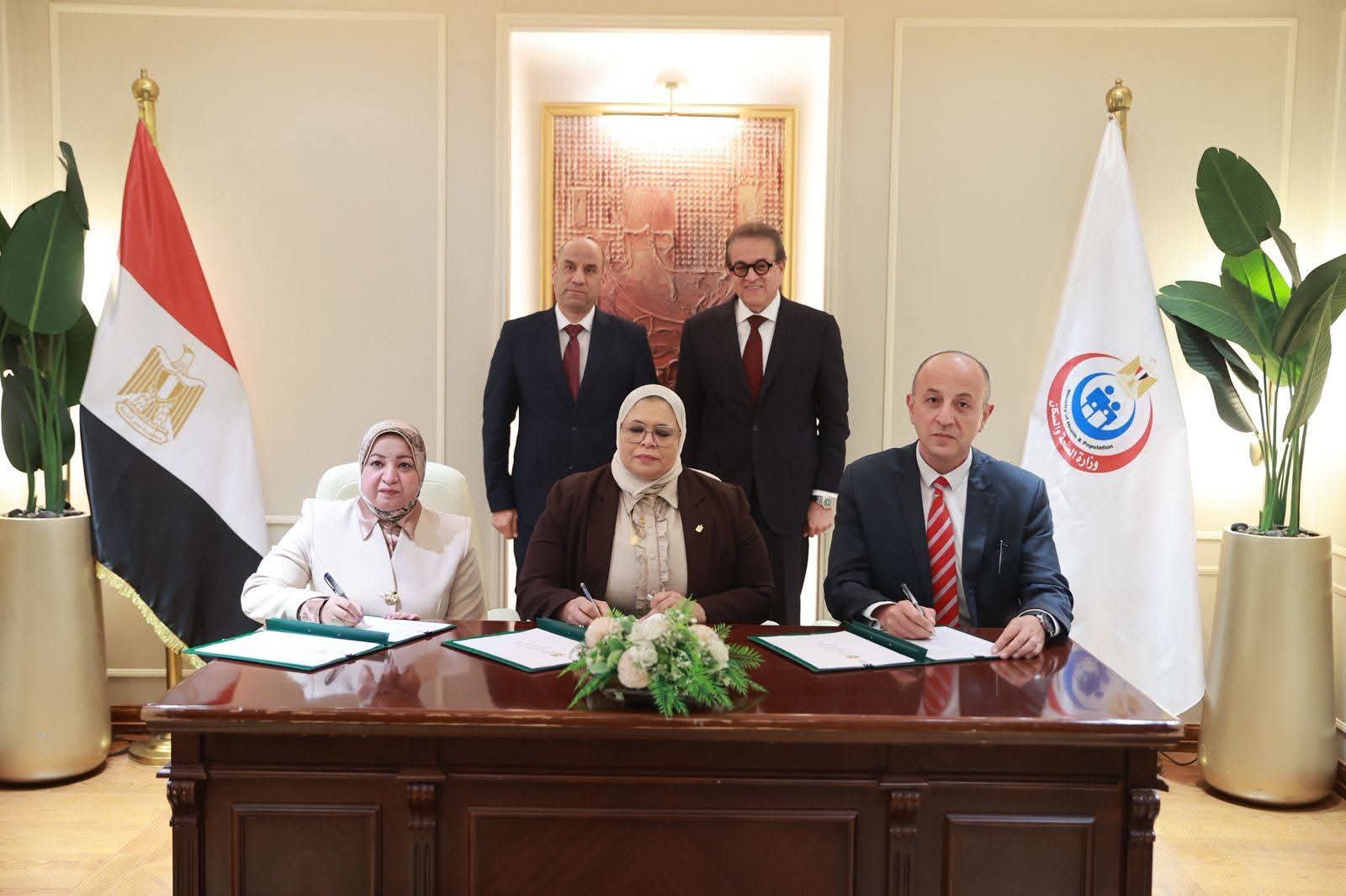 وزيرا الصحة والعمل ورئيس المجلس الصحي المصري يشهدون توقيع بروتوكول تعاون ثلاثي لتقديم خدمات صحية متكاملة