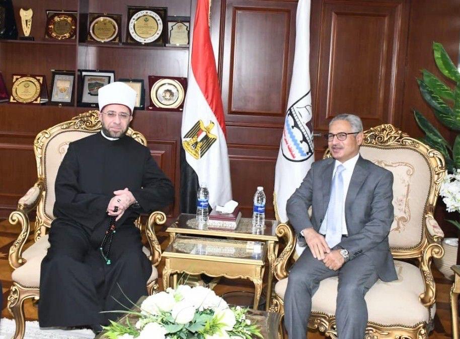 محافظ بني سويف يستقبل وزير الأوقاف ويؤديان صلاة الجمعة بمسجد عمر بن عبد العزيز
