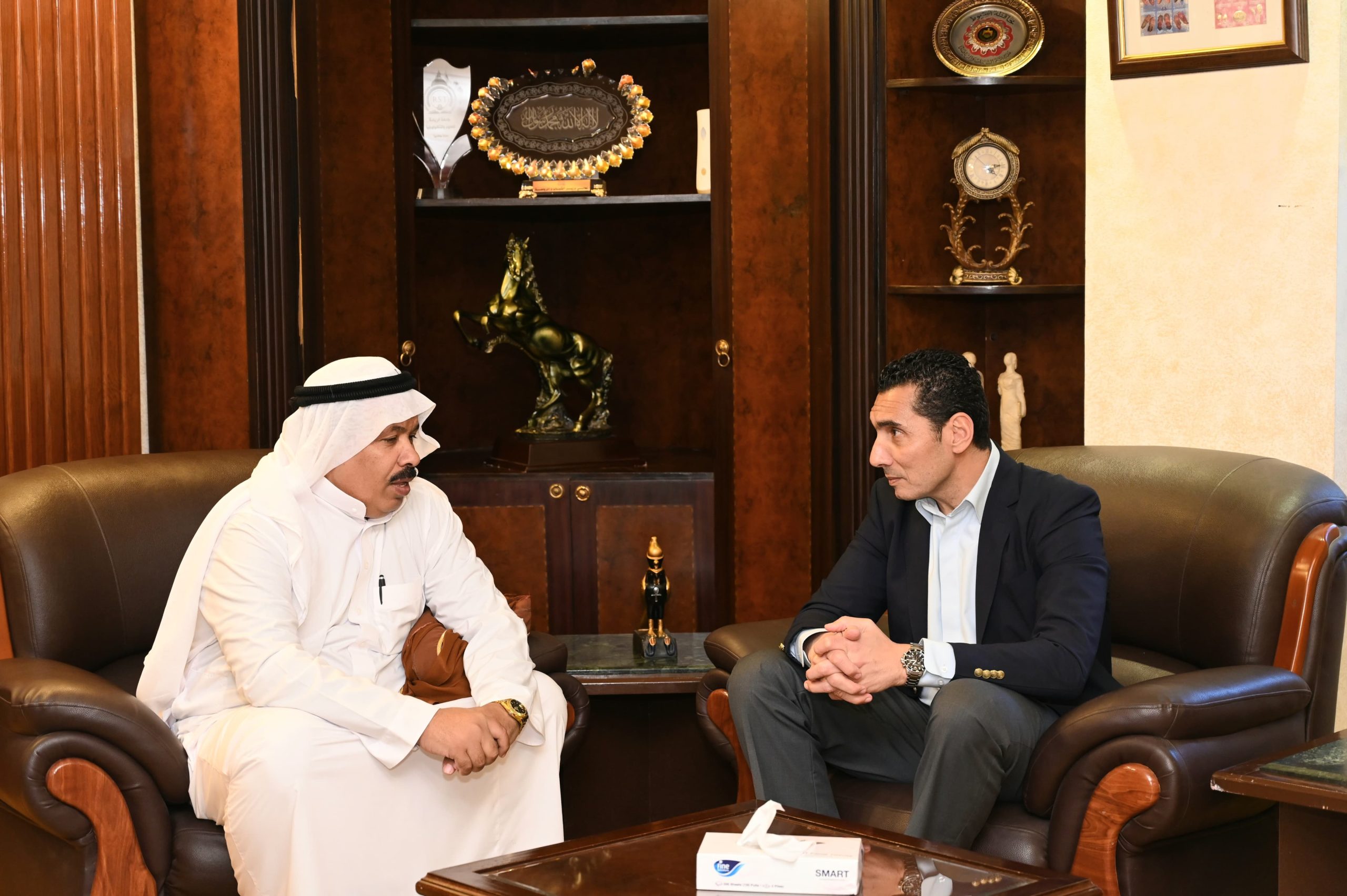 جوهر يلتقي رئيس الاتحاد المصري للهجن لبحث سبل دعم وتطوير اللعبة