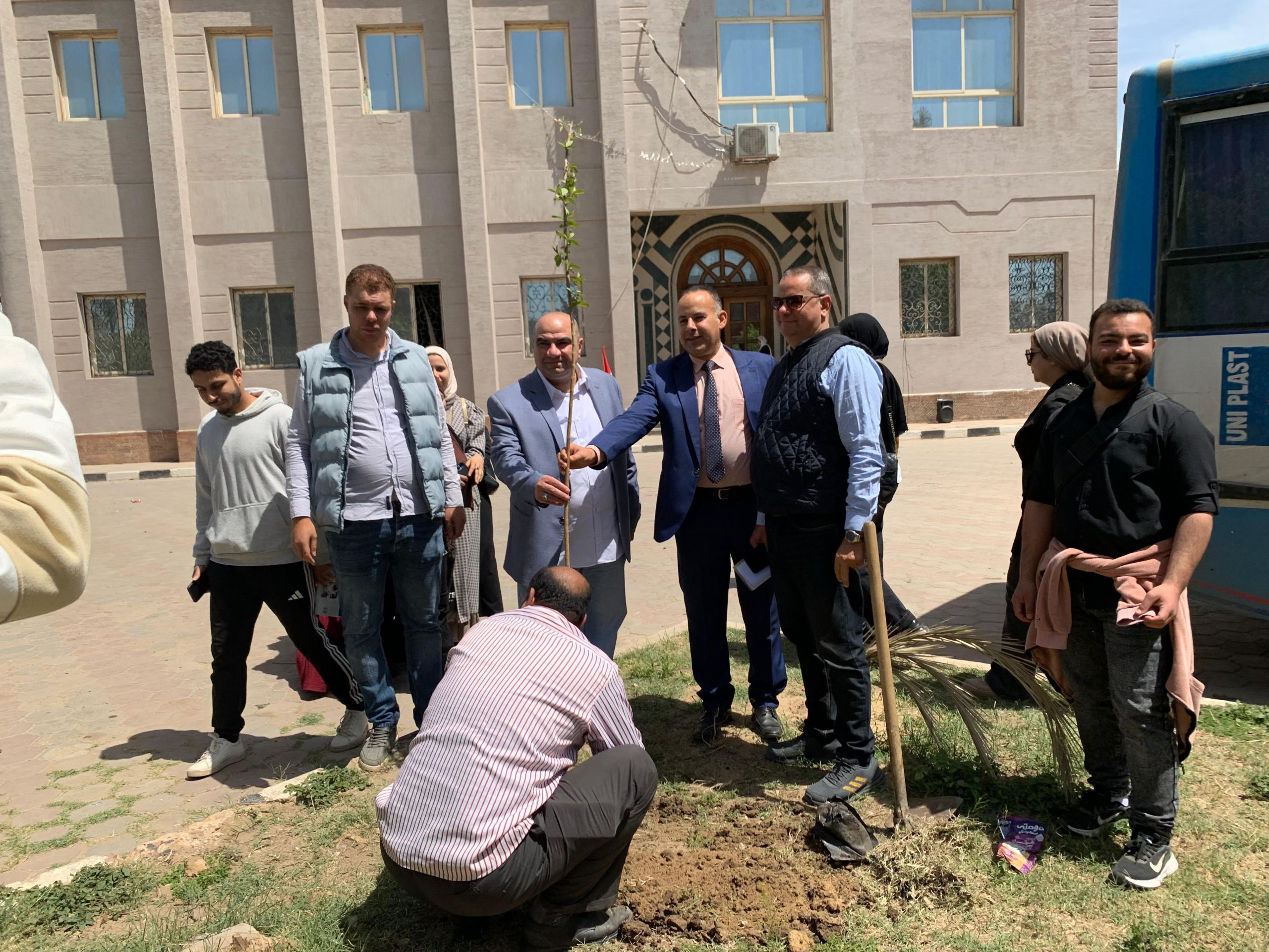 بأيدي طلابها.. “الخدمة الاجتماعية بالشرقية” تتحول إلى واحة خضراء في مبادرة شبابية ملهمة