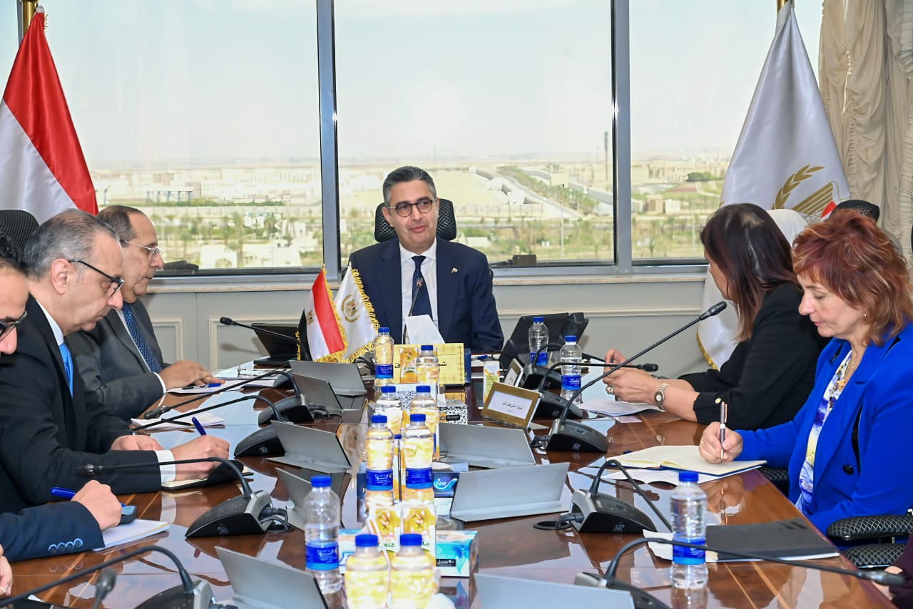 شريف يعقد اجتماعًا مع مسئولي برنامج الأغذية العالمي لتعزيز التعاون في مجالات الأمن الغذائي والدعم الفني