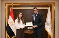 جوهر يكرم هانيا الحمامي بعد تتويجها ببطولة الجونة الدولية للاسكواش