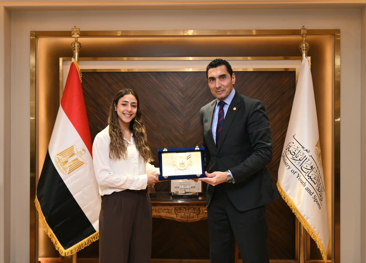 جوهر يكرم هانيا الحمامي بعد تتويجها ببطولة الجونة الدولية للاسكواش