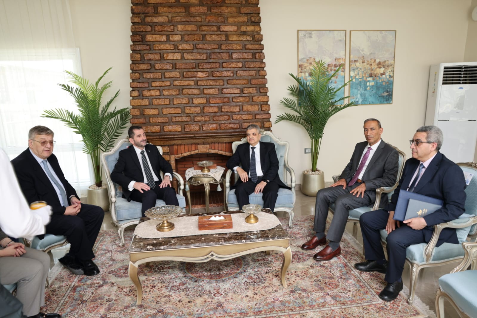 الفريق ربيع : يلتقي الأمين العام لغرفة الملاحة الدولية لبحث سبل تعزيز التعاون المشترك