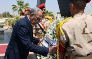 محافظ الإسماعيلية يضع إكليلًا من الزهور على النصب التذكاريِّ لشهداء الجيش الثاني الميداني