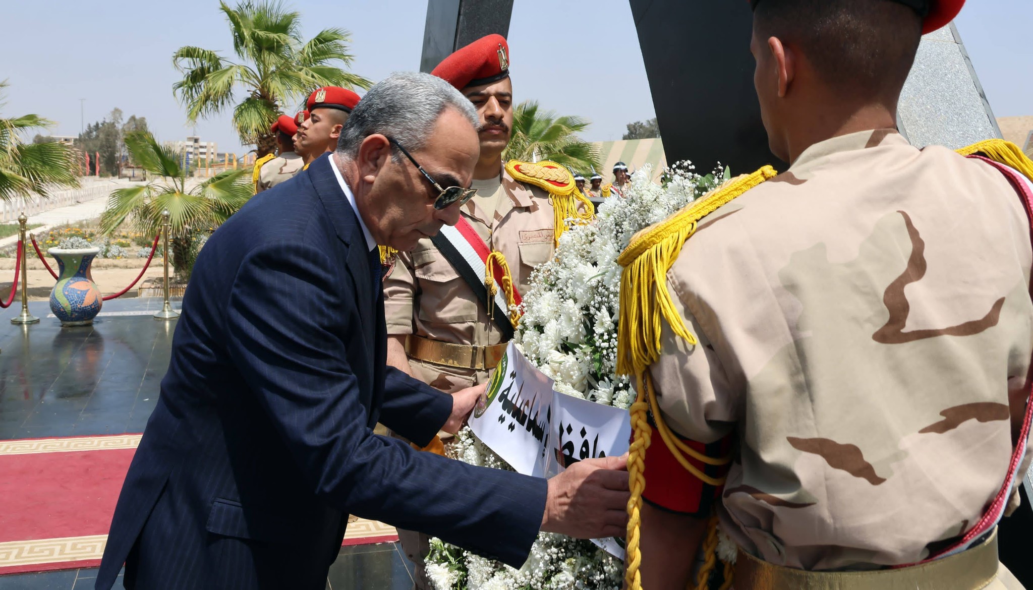 محافظ الإسماعيلية يضع إكليلًا من الزهور على النصب التذكاريِّ لشهداء الجيش الثاني الميداني