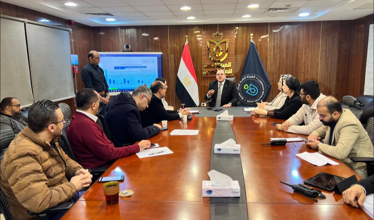 الحفناوي يبحث خطط تحقيق المستهدفات واستحداث خدمات طبية جديدة